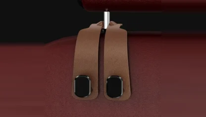 Crochet d'appui-tête marron fixé sur les tiges d'un appui-tête de voiture